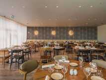 The Lince Hotel Sao Miguel – Eleganter und heller Speiseraum mit stilvoll gedeckten Tischen für ein exklusives Genusserlebnis.