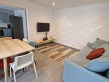 Santa Cruz Villas auf Flores - modern eingerichtetes Wohnzimmer mit offener Küche und Essbereich.