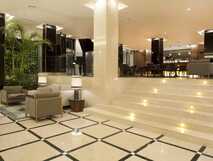 Großzügige Lobby im Turim Santa Maria Hotel mit stilvoller Einrichtung und Naturakzenten