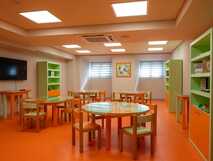 Vila Gale Collection Hotel auf Sao Miguel, heller und moderner Spiel- und Freizeitbereich für Kinder mit bunten Möbeln und viel Platz – ideal für Familienurlaub bei picotours.