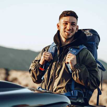 Wanderer mit großem Rucksack bei der Vorbereitung auf eine Tour auf den Azoren