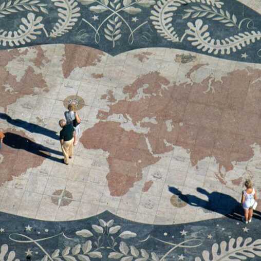 Entdeckerdenkmal in Belem in Lissabon - Die Weltkarte zu Ehren des Ferdinand Magellan von Oben