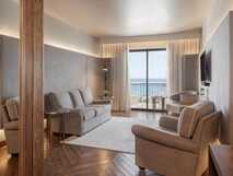 Acores Atlantico Grand Hotel – Elegantes Wohnzimmer mit Meerblick auf São Miguel, perfekt für entspannte Momente.