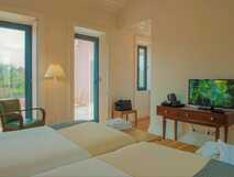 Herdade do Ananas auf Sao Miguel, helles und gemütliches Zimmer mit modernem Komfort und Blick ins Grüne.