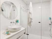 Casa da Galeria auf Sao Miguel, modernes und stilvolles Badezimmer mit hochwertiger Ausstattung für erholsame Wohlfühlmomente.