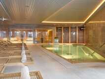 3HB Faro Innenansicht Wellnessbereich mit Pool und Liegen in luxuriöser Atmosphäre
