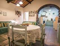 Casas do Frade auf Sao Miguel, gemütlicher Wohn- und Essbereich mit traditionellem Charme und rustikalem Ambiente – ideales Urlaubsdomizil bei picotours.