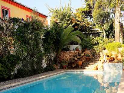 Casa Beira Sol - umgeben von einem üppigen Garten mit Pool