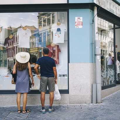2 Personen stehen vor einem Schaufenster in den Straßen von Lissabon