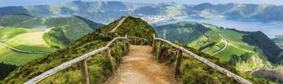 Aussichtsreiche Wege führen durch die Vulkanlandschaft von Sete Cidades auf Sao Miguel