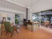 Quinta dos Peixes Falantes – Helle, moderne Ferienwohnung mit großem Panoramafenster und Terrasse inmitten der Natur auf São Miguel.