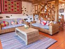 Aldeia da Cuada auf der Insel Flores – Gemütlicher Wohnbereich mit traditionellem Flair und rustikalem Ambiente.