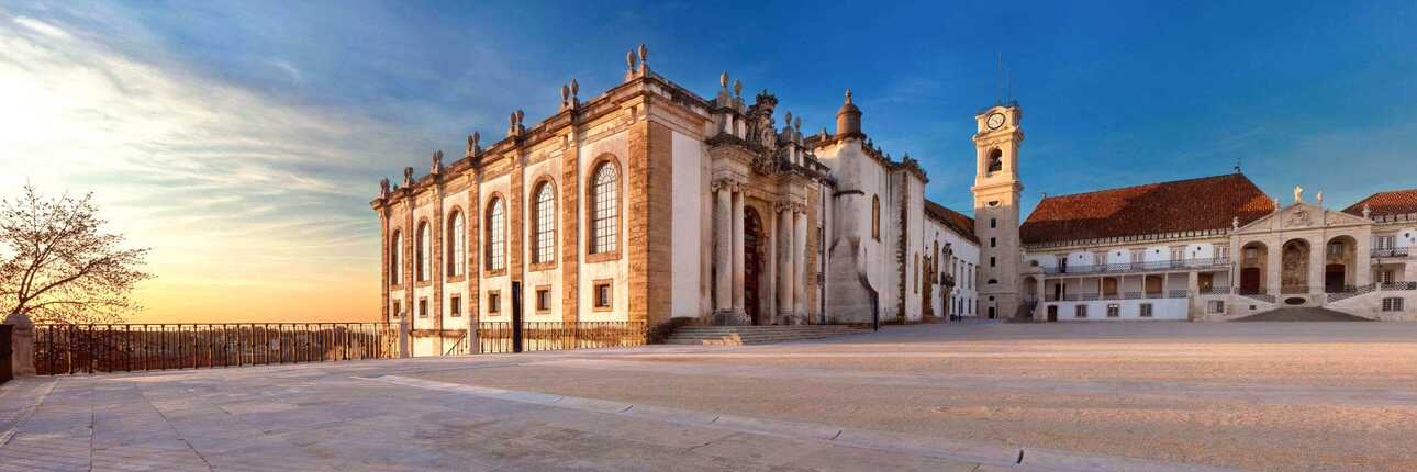 Großes Gebäude auf einem freien Platz: Weltkulturerbe Universität von Coimbra an der Atlantikküste Portugal.