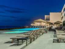 Hotel Verde Mar & Spa auf Sao Miguel, stilvoller Außenpoolbereich mit Liegestühlen und entspannter Abendstimmung am Meer – perfekte Erholung bei picotours.