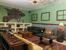 Casa Colonial König auf Fogo, gemütlich eingerichteter Lounge-Bereich mit kolonialem Flair und einzigartiger Dekoration.