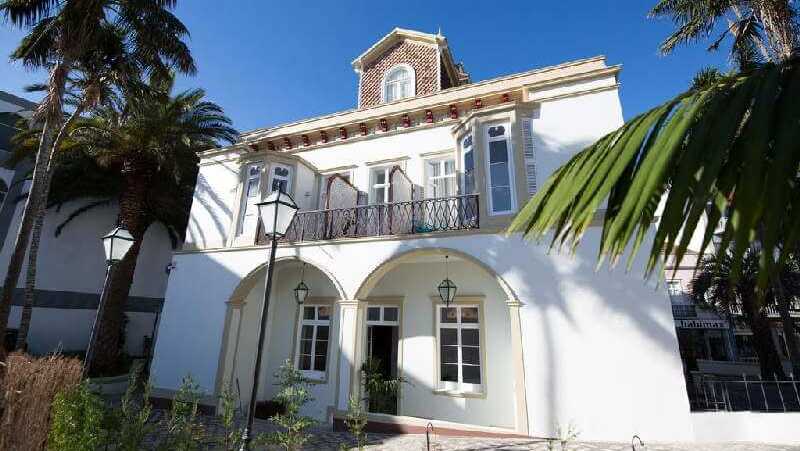 Casa-das-palmeiras-herrenhaus-palmenfassade-azoren