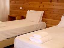 Gemütliches Doppelzimmer mit zwei Einzelbetten und frischer Bettwäsche – Wohlfühlen bei picotours.