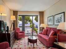 Hotel do Canal auf Faial, gemütliches Wohnzimmer mit elegantem Mobiliar und Meerblick für entspannte Urlaubsmomente.