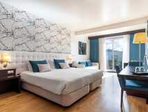 Hotel Vale do Navio auf Sao Miguel, modernes Zimmer mit komfortablem Doppelbett, stilvoller Einrichtung und hellem Balkon – ideal für entspannte Ferien bei Picotours.