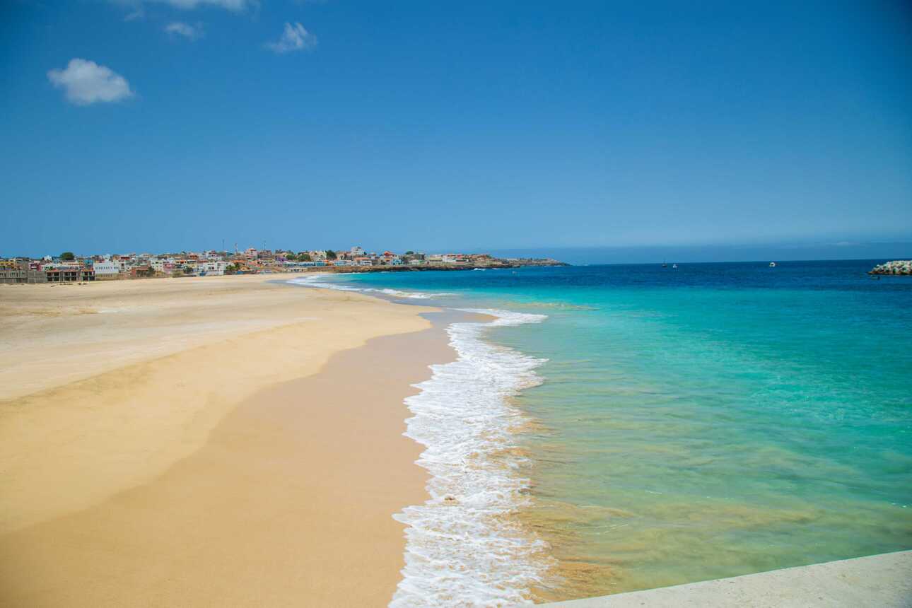 Unberührter Sandstrand mit türkisfarbenem Wasser auf der Insel Maio, Kapverden.