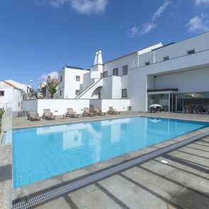 Jugendherberge-santa-maria-pool-terasse-azoren