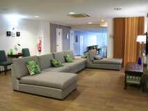 Vinha D´Areia Beach Hotel auf Sao Miguel, moderne und gemütliche Lounge mit stilvollen Sitzgelegenheiten für entspannte Ferienmomente.