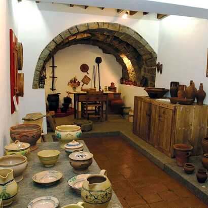 Traditionelle Landhausküche mit Keramik und rustikalem Flair – entdecken Sie authentische Kultur mit picotours!