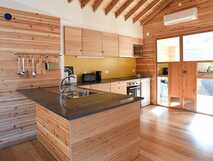 Porto Pim Bay Apartments auf Faial, moderne und helle Küche mit hochwertiger Ausstattung in warmem Holzdesign.