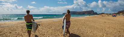 Frühlingsfrische, goldener Sand und erste Wellen: Surfen auf Porto Santo ist auch in der Nebensaison ein Highlight.