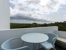 Solar Branco Eco Estate – Ruhige Terrasse mit Panoramablick auf die grüne Landschaft von São Miguel, ideal für entspannte Urlaubsmomente.