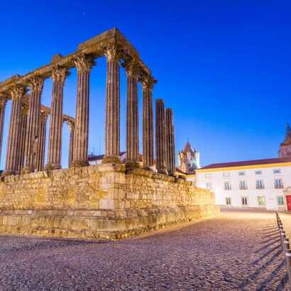 Beleuchteter römischer Tempel von Évora auf dem Largo Conde de Vila Flor in der UNESCO-Welterbestadt im Alentejo.
