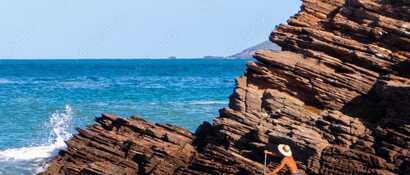 Entdecken Sie die Felsküste des São Rafael Beach bei einer entspannten SUP-Tour.
