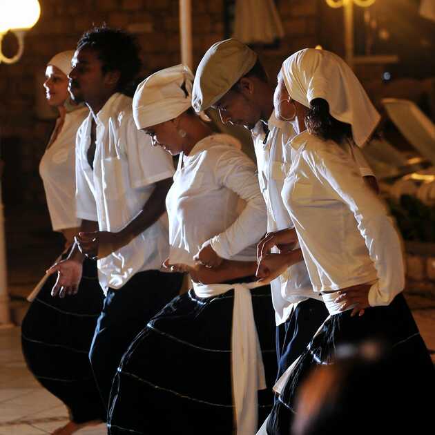 Tanzende Gruppe in traditioneller Kleidung während einer Live-Show in Praia, Kapverden.