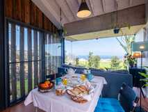 Tradicampo - Casa da Talha auf Sao Miguel, einladender Frühstücksbereich mit Panoramablick auf grüne Landschaft und Meer, ideal für entspannte Urlaubsmomente bei picotours.