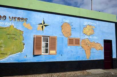 Wandbild mit Karte der Kapverden und bunten Beschriftungen auf einer Hausfassade in Santa Maria