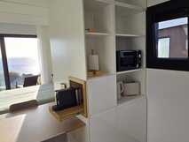 Modern eingerichtete Ferienwohnung mit Küchengeräten und Meerblick – perfekt für entspannte Urlaubstage mit picotours.