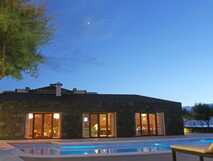 Baia da Barca, Pico – Gemütliches Hotel mit beleuchtetem Pool und entspannter Abendstimmung