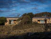 Quinta dos Peixes Falantes auf Sao Miguel, moderne Holzhäuser in idyllischer Natur mit beeindruckendem Ausblick und entspannter Atmosphäre.