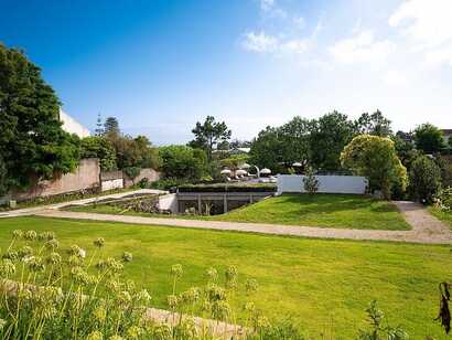 Senhora da Rosa Tradition & Nature Hotel – Ruhige Gartenanlage mit entspannenden Liegeflächen inmitten der Natur auf São Miguel.