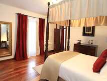 Solar do Conde auf Sao Miguel, stilvolles Zimmer mit Baldachinbett und eleganter Einrichtung für erholsamen Komfort.