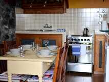 Adegas do Pico auf der Insel Pico – Gemütliche, rustikale Küche mit liebevoll gedecktem Esstisch.