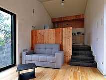 Gemütliche Ferienwohnung mit moderner Ausstattung und großem Panoramafenster für entspannte Urlaubsmomente bei picotours.