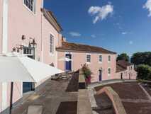 Casa do Monte auf Sao Miguel, idyllisches historisches Hotel mit sonniger Terrasse und Meerblick – perfekter Ort zum Entspannen bei picoTours.
