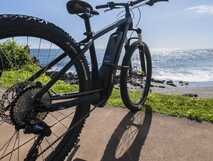 Aqua Populo Eco Village auf Sao Miguel, stilvolles E-Bike vor atemberaubender Küstenlandschaft – nachhaltiger Aktivurlaub mit picotours.