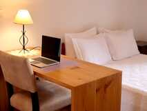 Gemütliches Hotelzimmer mit Schreibtisch, Laptop und angenehmer Beleuchtung – ideal für entspannte und produktive Aufenthalte bei picotours.