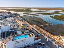 Vogelperspektive des AP Eva Senses 4-Sterne Hotel & Spa in Faro mit Fluß und Lagunen im Hintergrund