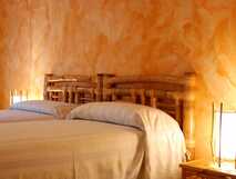 Ca Nicola Apartments auf Boa Vista, gemütliches Apartment mit warmem Ambiente und Holzmöbeln für einen entspannten Aufenthalt.