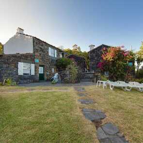 Houses-in-pico-traditionelle-natursteinhaeuser-mit-garten-und-sonnenliegen