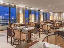 Acores Atlantico Grand Hotel auf Sao Miguel, eleganter Speisesaal mit stilvollem Ambiente und Panoramablick – perfekter Genussort bei picotours.