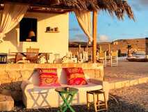 Spinguera Ecolodge auf Boa Vista, gemütliche Lounge im Sonnenuntergang mit farbenfrohen Kissen
